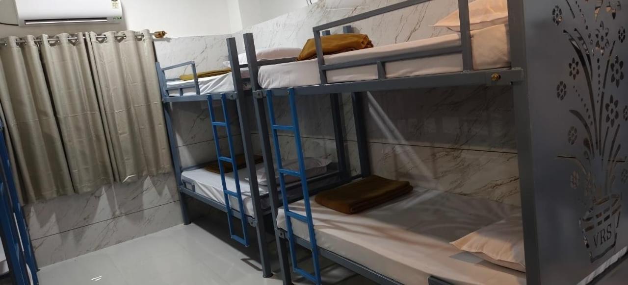 V R S Luxury Ac Dormitory Mysore Esterno foto